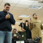 Flávio Bolsonaro participa de culto na Igreja Mundial e recebe apoio de Valdemiro Santiago 4 flavio bolsonaro apoio evangelico templos sao paulo