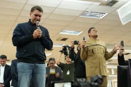 Flávio Bolsonaro participa de culto na Igreja Mundial e recebe apoio de Valdemiro Santiago 2 flavio bolsonaro apoio evangelico templos sao paulo