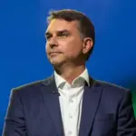 Flávio Bolsonaro amplia vantagem sobre Lula em plataforma de previsões 3 flavio coletiva vice.jpeg