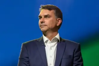 Flávio Bolsonaro amplia vantagem sobre Lula em plataforma de previsões 5 flavio coletiva vice.jpeg