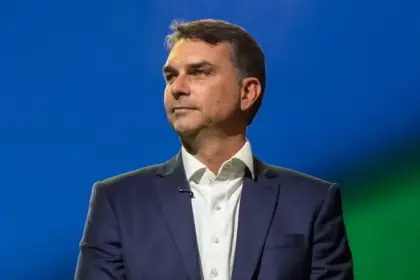 Flávio Bolsonaro amplia vantagem sobre Lula em plataforma de previsões 10 flavio coletiva vice.jpeg
