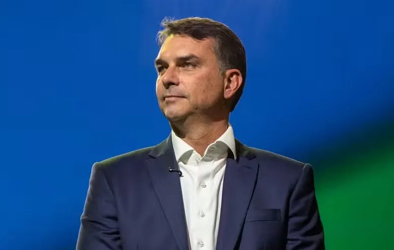 Flávio Bolsonaro amplia vantagem sobre Lula em plataforma de previsões 1 flavio coletiva vice.jpeg