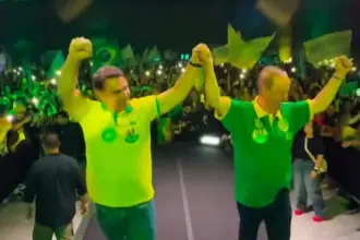 Flávio Bolsonaro critica Moraes e promete ministros conservadores em comício em SC 4 flavio em sc.jpg