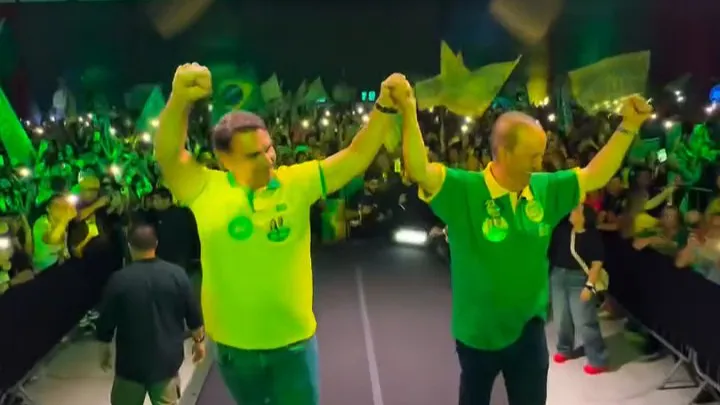 Flávio Bolsonaro critica Moraes e promete ministros conservadores em comício em SC 1 flavio em sc.jpg