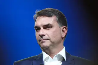 Flávio Bolsonaro lidera intenções de voto em SP contra Lula no 2º turno 10 flavio.jpg