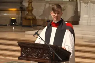 Sacerdotisa episcopal gera polêmica ao afirmar que Jesus é transgênero 4 image 28
