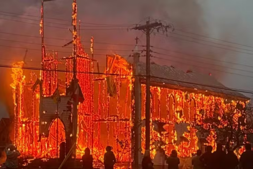 Igreja centenária é consumida por incêndio criminoso no Canadá; homem é detido 1 image
