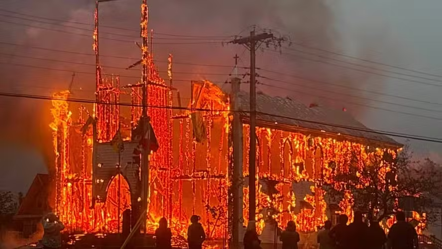 Igreja centenária é consumida por incêndio criminoso no Canadá; homem é detido 1 image