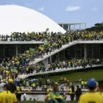 Prisões do 8 de janeiro geram polêmica e acusações de terrorismo de Estado 3 invasao de 8 de janeiro visao ampla da rampa do congresso.jpg