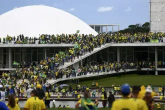 Prisões do 8 de janeiro geram polêmica e acusações de terrorismo de Estado 6 invasao de 8 de janeiro visao ampla da rampa do congresso.jpg