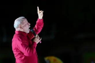 Lula e Janja rebatem fake news sobre Nossa Senhora em comício no PA 8 lula