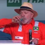 Lula ironiza sobre uísque de presente: "Se deu, já bebi" 3 lula bebendo petrobras 848x477 1