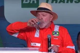 Lula ironiza sobre uísque de presente: "Se deu, já bebi" 4 lula bebendo petrobras 848x477 1