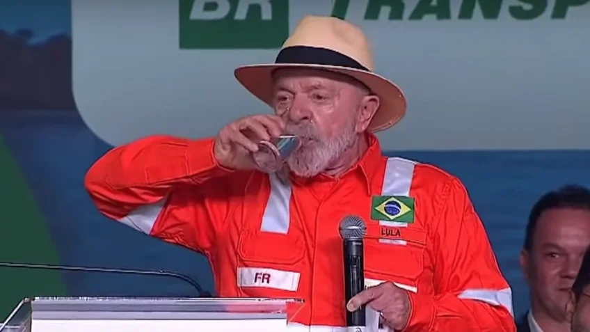Lula ironiza sobre uísque de presente: "Se deu, já bebi" 1 lula bebendo petrobras 848x477 1