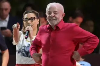 Lula se defende de críticas sobre exames e é apoiado por Janja em ataque a Nikolas Ferreira 4 lula e janja em salvador 910x568.jpeg