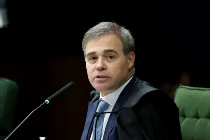 Mendonça aceita pedido de Fachin e encerra sigilo do caso Master 4 mendonca stf 1
