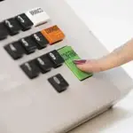 Quatro candidatos disputam governo de Alagoas nas eleições de 2026 4 modelo de urna eletronica eleicoes suplementares direita x esquerda.jpg