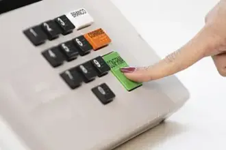 Quatro candidatos disputam governo de Alagoas nas eleições de 2026 6 modelo de urna eletronica eleicoes suplementares direita x esquerda.jpg