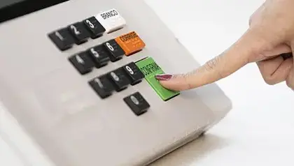 Quatro candidatos disputam governo de Alagoas nas eleições de 2026 4 modelo de urna eletronica eleicoes suplementares direita x esquerda.jpg
