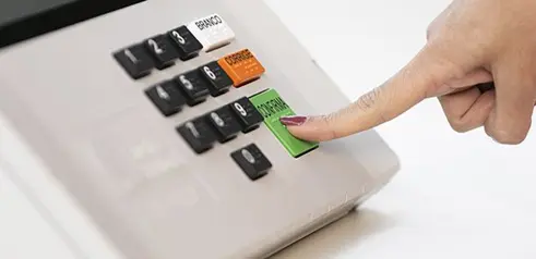 Quatro candidatos disputam governo de Alagoas nas eleições de 2026 1 modelo de urna eletronica eleicoes suplementares direita x esquerda.jpg