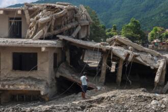 Pastores no Nepal Lamentam Desaparecidos Após Chegada de Inundações Devastadoras 8 nepal flash floods