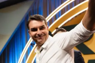 Flávio Bolsonaro desaprova aumento de 15% no Bolsa Família 7 news 142909