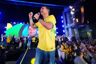 Flávio Bolsonaro defende uma relação pragmática com a China em comício no RN 4 news 143116