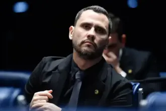 Cleitinho Azevedo lidera intenções de voto para governo de Minas Gerais 4 o senador cleitinho lidera as pesquisas ao governo de minas com xx 888x568.jpg