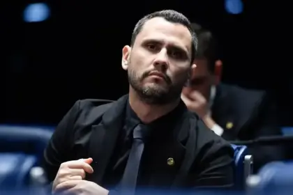 Cleitinho Azevedo lidera intenções de voto para governo de Minas Gerais 9 o senador cleitinho lidera as pesquisas ao governo de minas com xx 888x568.jpg