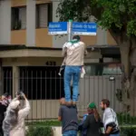 Militante altera placa em São Paulo com mensagem em apoio à Palestina 3 oimgifmg.jpg