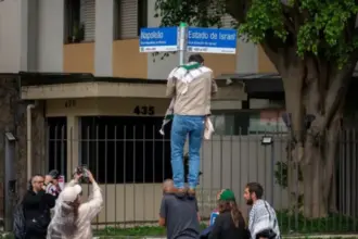 Militante altera placa em São Paulo com mensagem em apoio à Palestina 6 oimgifmg.jpg