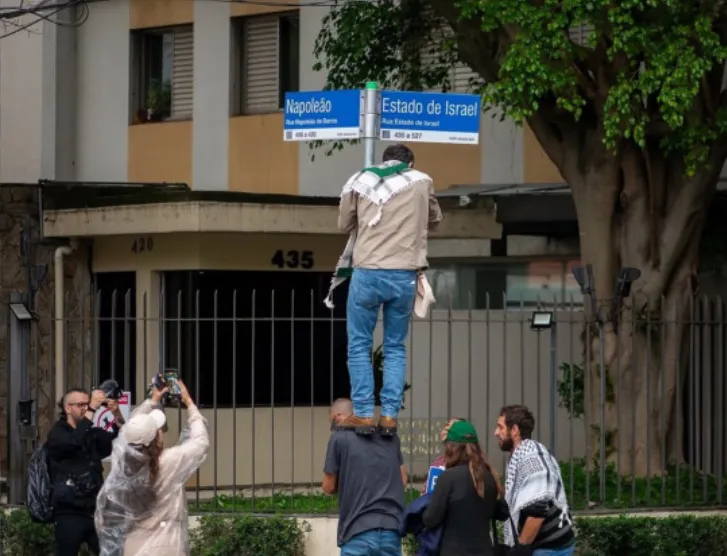 Militante altera placa em São Paulo com mensagem em apoio à Palestina 1 oimgifmg.jpg