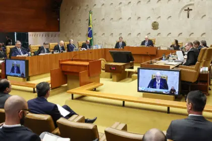 STF iguala licença-maternidade para mães biológicas e adotivas no serviço público 9 plenario julgamento moraes stf