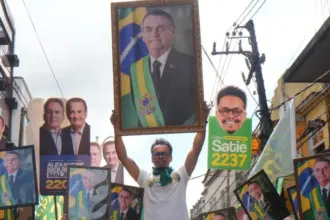 Quadro de Bolsonaro apreendido em campanha é devolvido a Rafael Satiê 7 rafaelsatie bolsonaro 910x568.jpeg