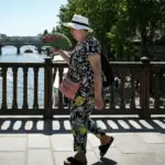 Cristãos Franceses Enfrentam Desafios das Ondas de Calor Severas 4 woman walking paris street