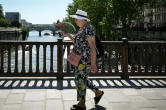 Cristãos Franceses Enfrentam Desafios das Ondas de Calor Severas 5 woman walking paris street