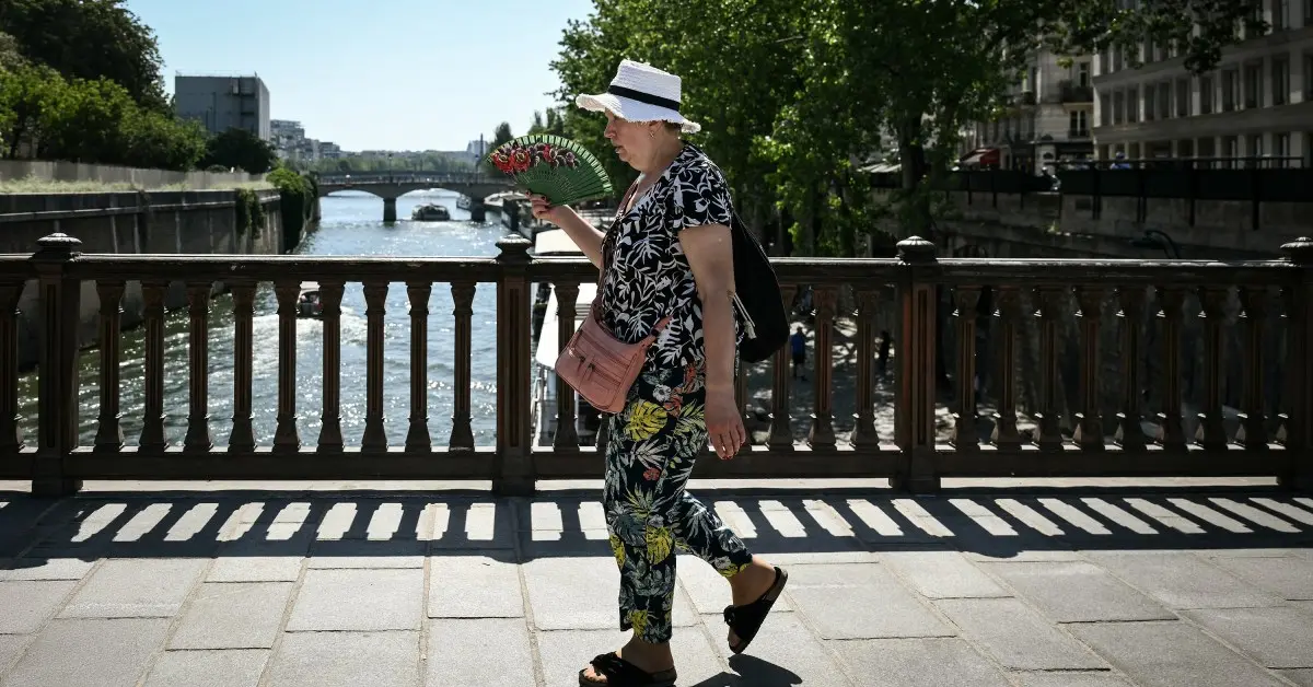 Cristãos Franceses Enfrentam Desafios das Ondas de Calor Severas 21 woman walking paris street