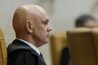 Moraes solicita parecer da PGR sobre visita de Flávio a Bolsonaro em prisão domiciliar 5 19a ed340 910x568.jpg