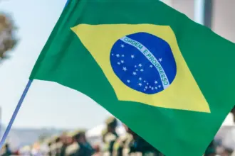 Reeleição de Lula provoca reações entre pastores: “O Senhor continua reinando” 6 43554569 bandeira brasil