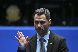 Cleitinho Azevedo passa mal após discurso no Senado e desiste de evento com Flávio Bolsonaro 6 55393044972 ef81b84a6d o
