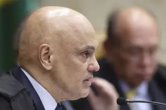 STF enfrenta resistência para aceitar impeachment de Moraes e busca conter o Senado 6 Alexandre de Moraes e Gilmar Mendes no STF