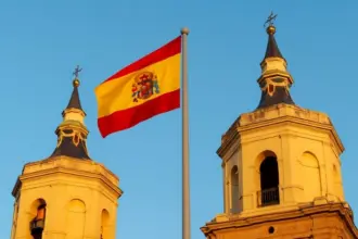 Aliança Evangélica Espanhola lança rede de apoio habitacional para famílias em situação de vulnerabilidade 4 Bandeira da Espanha entre as torres de uma igreja Foto Folha Gospel Canva IA