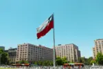 Crescimento das Igrejas Evangélicas no Chile: 82 novas entidades em três meses 6 Bandeira do Chile na Praca da Cidadania na capital Santiago Foto Canva Pro