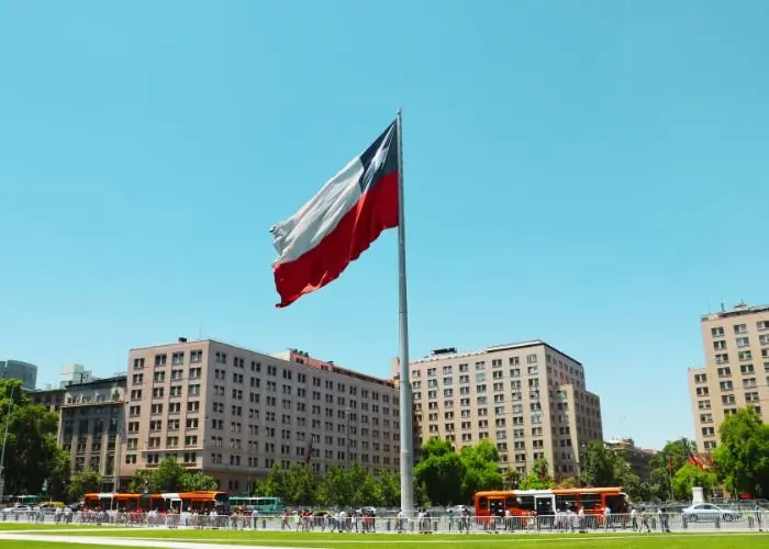Crescimento das Igrejas Evangélicas no Chile: 82 novas entidades em três meses 1 Bandeira do Chile na Praca da Cidadania na capital Santiago Foto Canva Pro