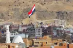Iêmen se torna centro financeiro de ataques do Estado Islâmico contra cristãos 6 Bandeira do Iemen no alto da cidade de Sanaa Foto Canva Pro