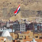 Iêmen se torna centro financeiro de ataques do Estado Islâmico contra cristãos 3 Bandeira do Iemen no alto da cidade de Sanaa Foto Canva Pro