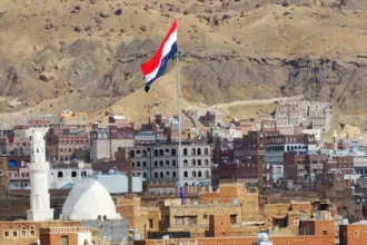 Iêmen se torna centro financeiro de ataques do Estado Islâmico contra cristãos 5 Bandeira do Iemen no alto da cidade de Sanaa Foto Canva Pro