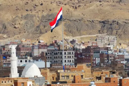 Iêmen se torna centro financeiro de ataques do Estado Islâmico contra cristãos 1 Bandeira do Iemen no alto da cidade de Sanaa Foto Canva Pro