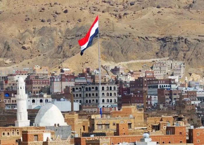 Iêmen se torna centro financeiro de ataques do Estado Islâmico contra cristãos 1 Bandeira do Iemen no alto da cidade de Sanaa Foto Canva Pro