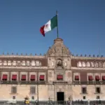 Pastor e esposa são mortos a tiros em Irapuato, no México; suspeito é detido 3 Bandeira do Mexico no Palacio Nacional sede do governo na Cidade do Mexico Foto Canva pro